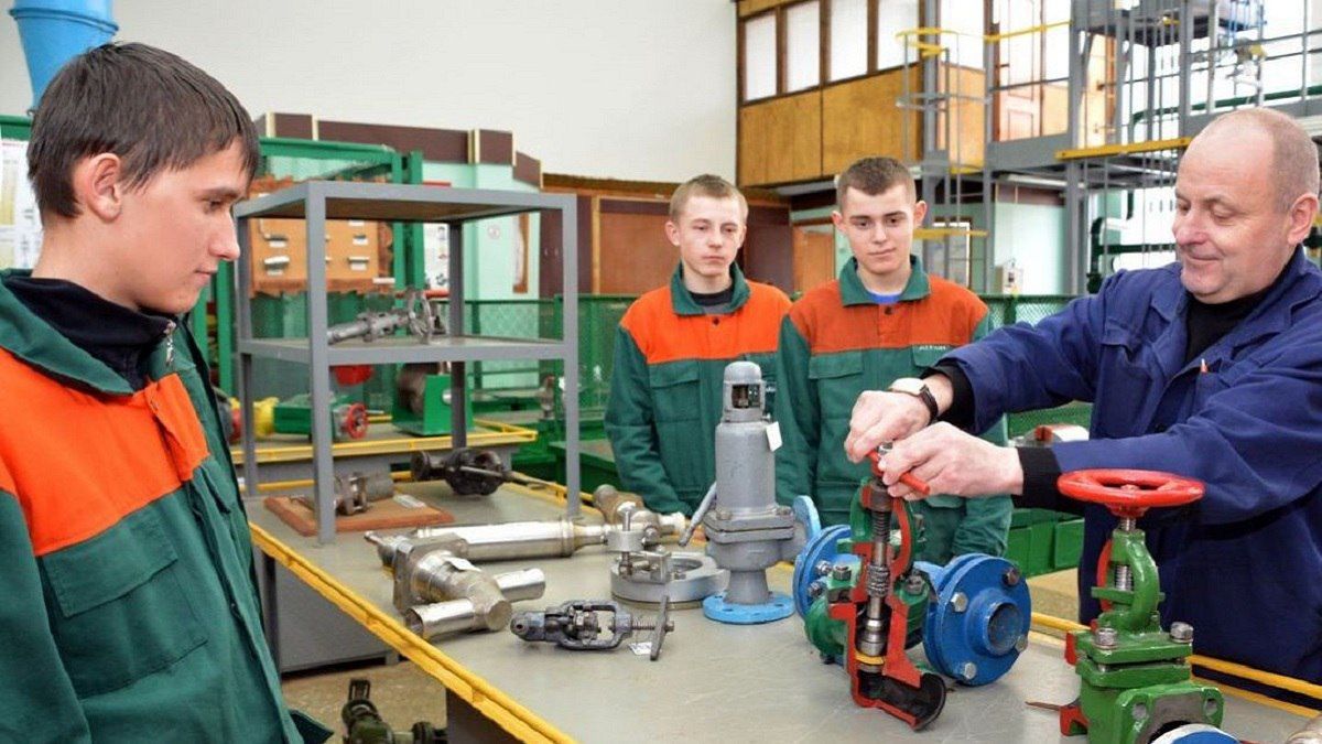 В профтехучилища Украины хотят вернуть госзаказ и изменить условия учебы: законопроект
