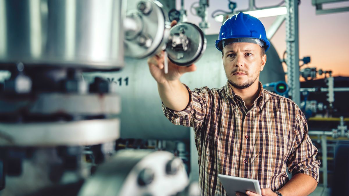 Какие рабочие специальности сейчас нужны в Днепре: список вакансий и уровень зарплат