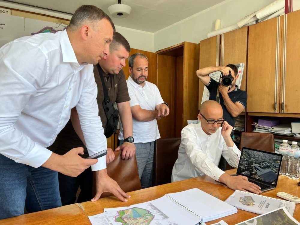 Архітектор Хірокі Мацуура під час зустрічі з міським головою Олександром Маркушиним та представниками Ірпеня