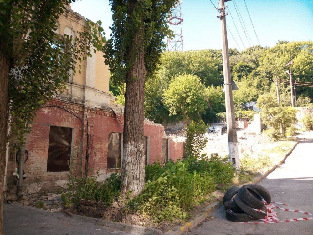 Забудовник у Києві продовжує нищити історичну будівлю на Подолі: до чого тут екс-УДАРівець 3