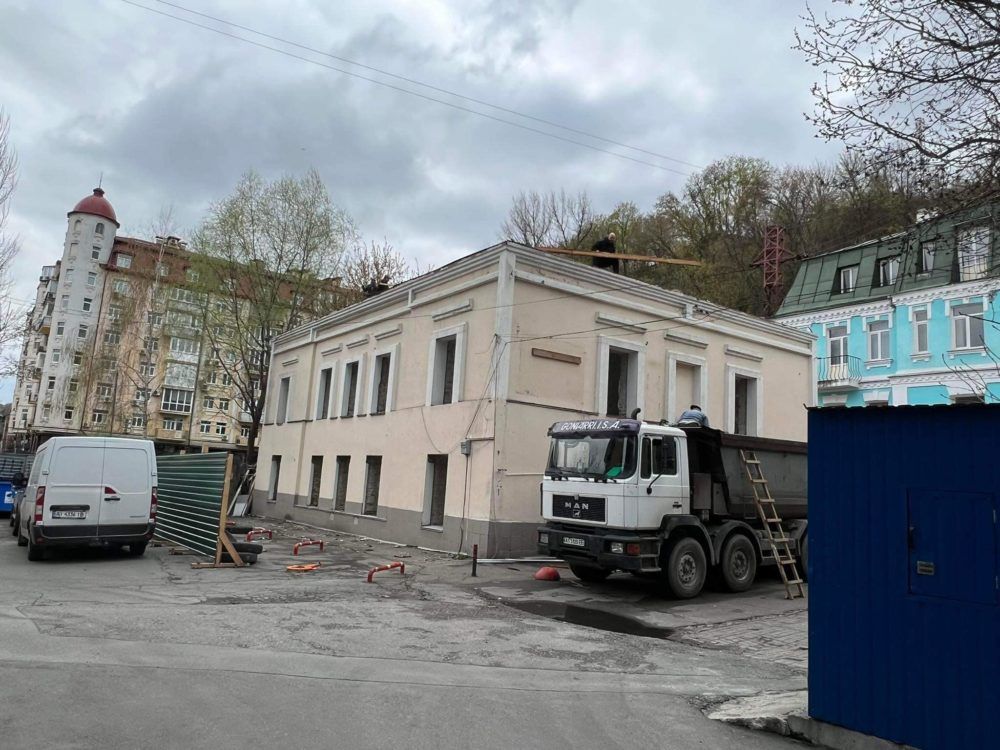 Забудовник у Києві продовжує нищити історичну будівлю на Подолі: до чого тут екс-УДАРівець 6