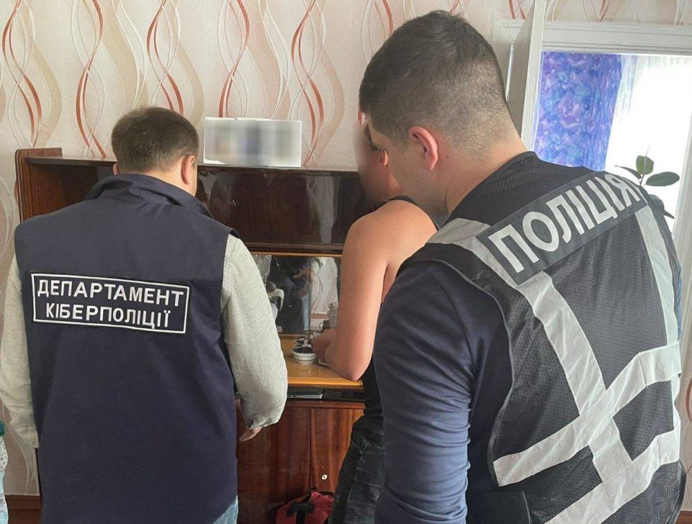 У Києві затримали шахраїв, які вкрали 100 млн грн у українців на фейкових виплатах 2