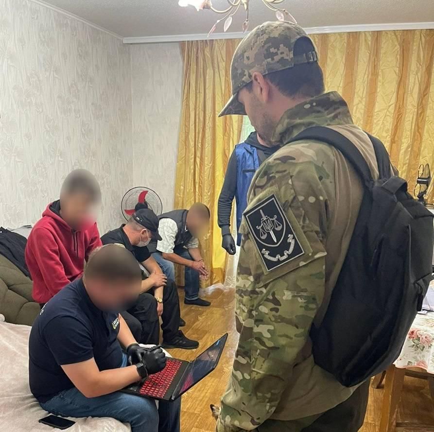 У Києві затримали шахраїв, які вкрали 100 млн грн у українців на фейкових виплатах 3