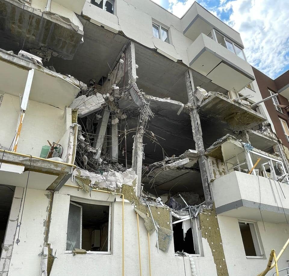 У Бучі руйнація житлового будинку загрожує мешканцям: влада почала демонтаж 3