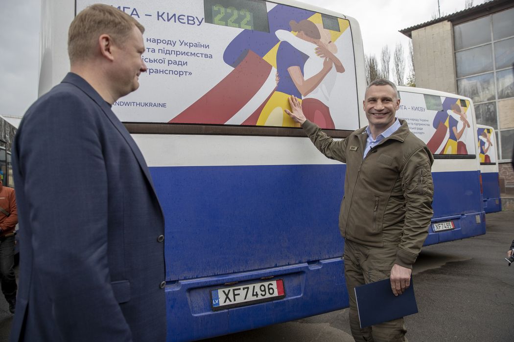 Кияни розшукують автобуси, які столиці передали у подарунок: що сталося 2