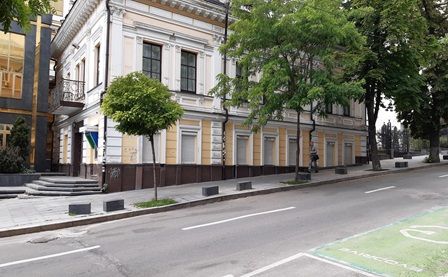 Вигляд будівлі з вулиці