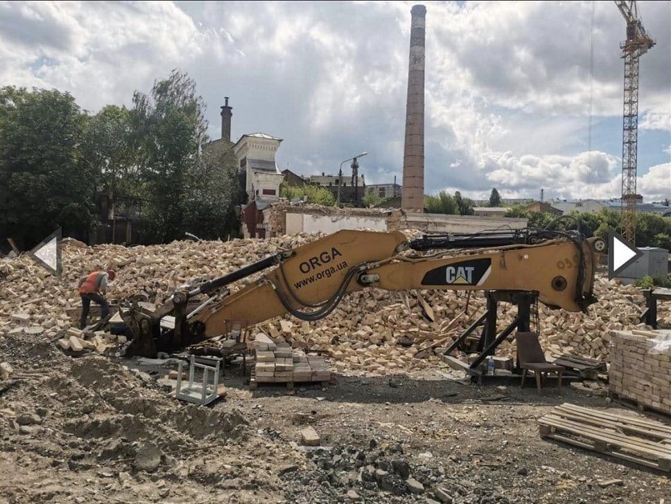 Заради нового ЖК у Києві фірма нардепа Дмитра Ісаєнка зруйнувала 120-річну споруду 2