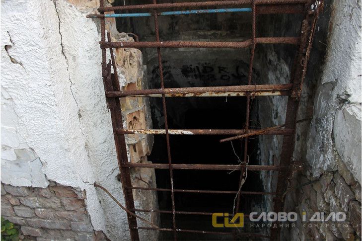 Вхід у бомбосховище. ФОТО: Слово і Діло