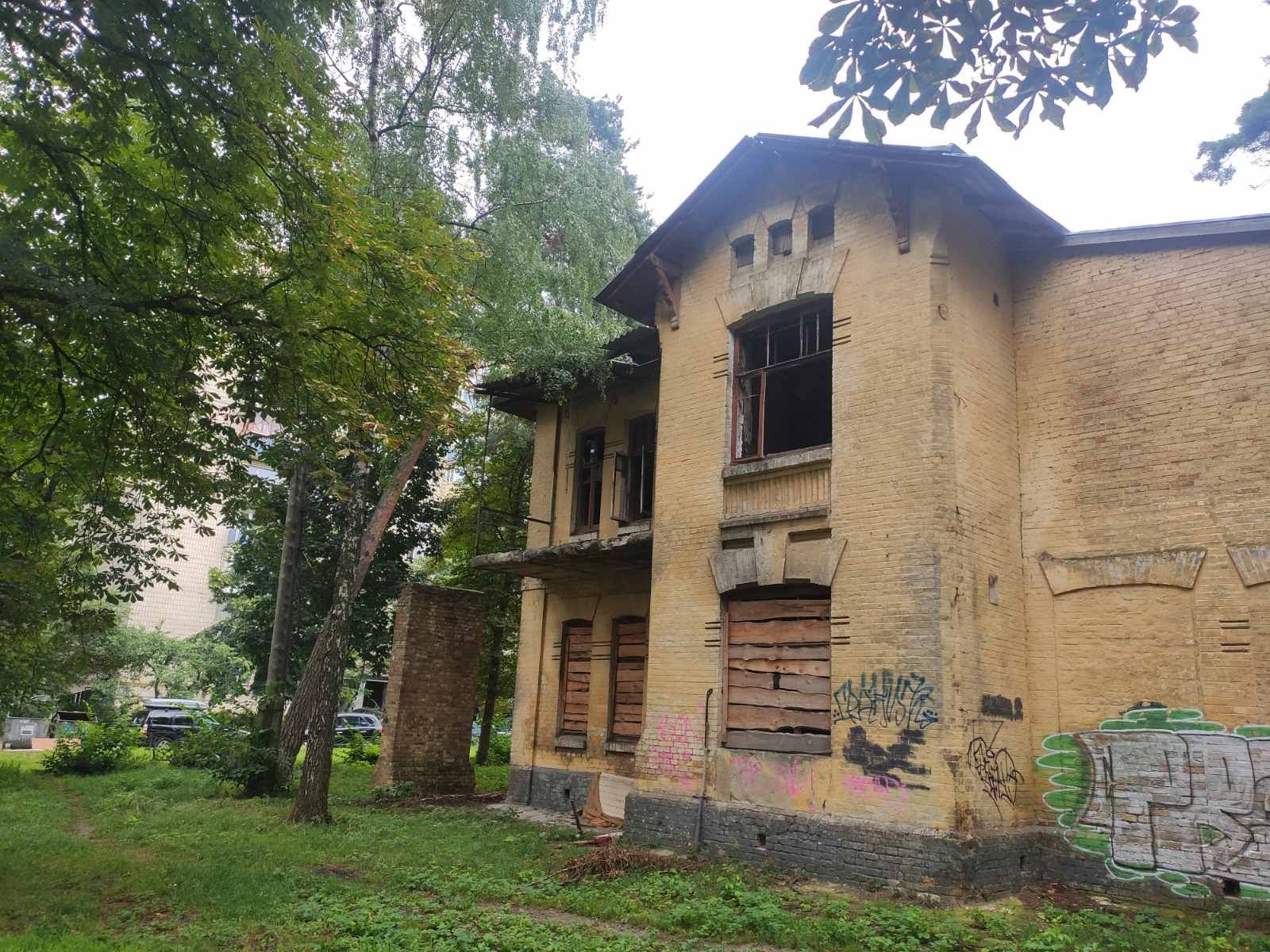 Наразі будівля у занедбаному стані