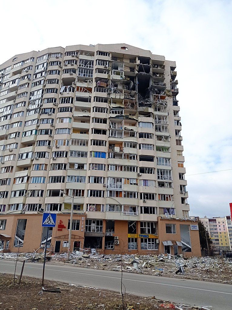 Зруйнований російською ракетою будинок у Чернігові