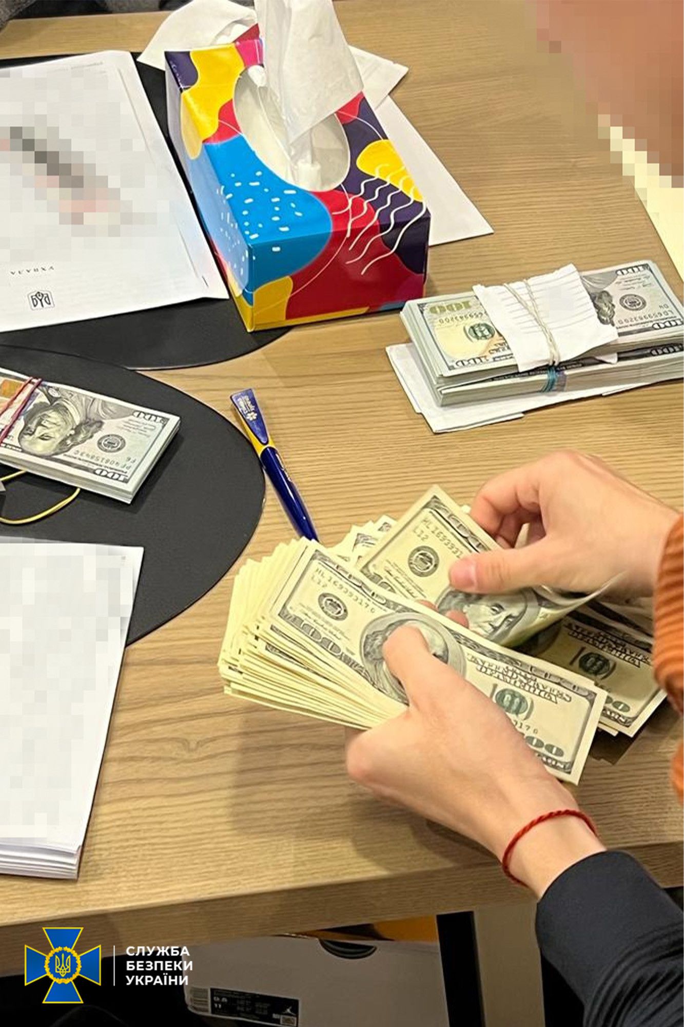 Вилучені правоохоронцями кошти. ФОТО: СБУ