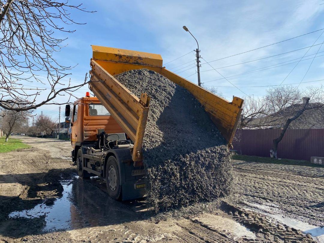 Висипка на бездоріжжя в районі вулиці Генерала Іваневського. Фото зі сторінки Вячеслава Саулка