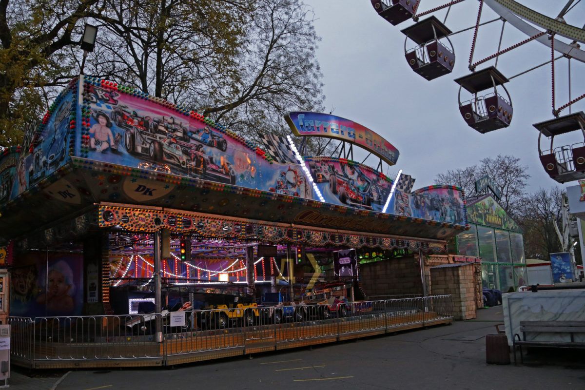 Кому належить лунапарк з катком в Одесі, який працює за відсутності світла у місті 3