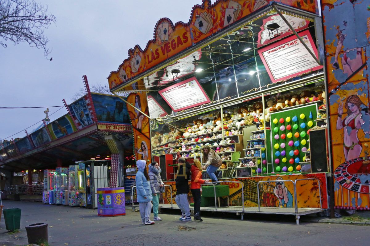 Кому належить лунапарк з катком в Одесі, який працює за відсутності світла у місті 5