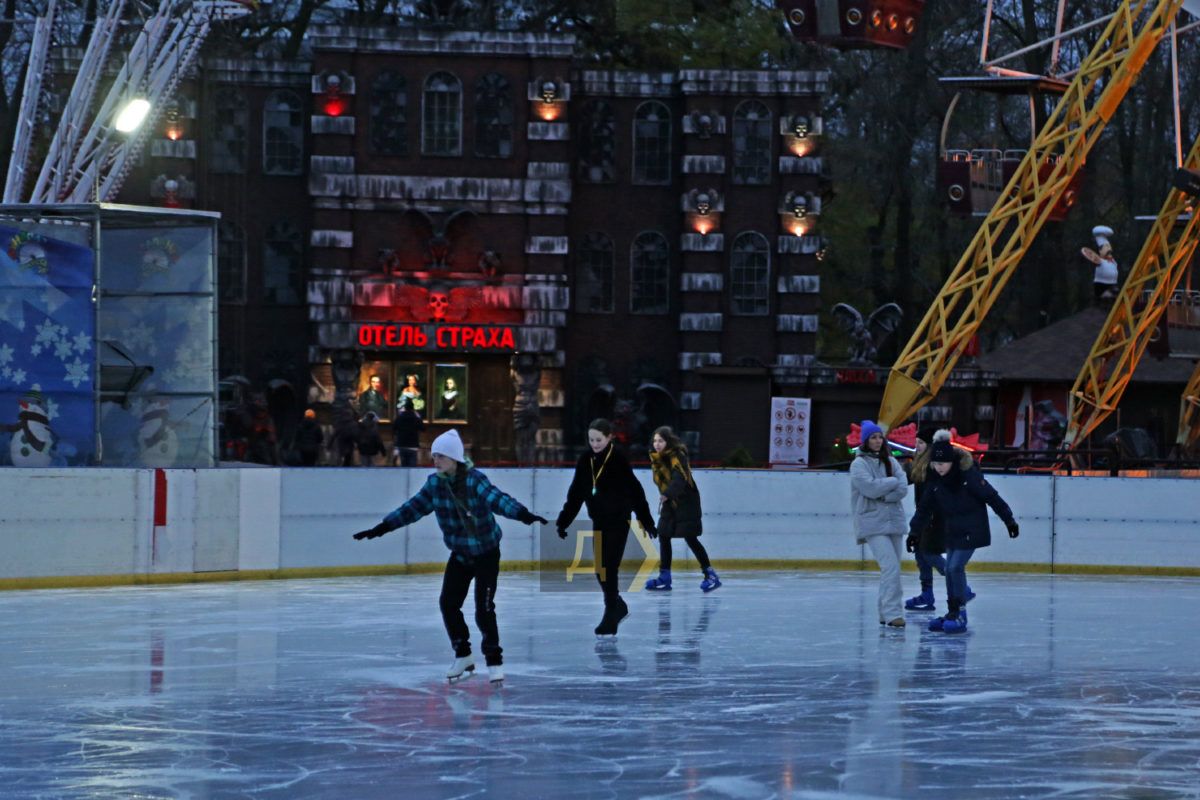 Коли на вулиці плюсова температура, цілодобово потрібна електроенергія, щоб тримати у належному стані льодовий каток