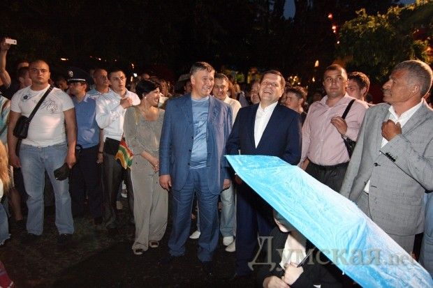 Микола Пеструєв (у блакитному костюмі), Олексій Костусєв (у чорному костюмі) та Олександр Снітковський (у сірому костюмі) на відкритті колеса огляду, 2011 рік