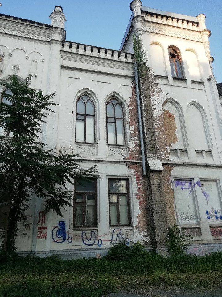 Занедбана будівля садиби родини Терещенків