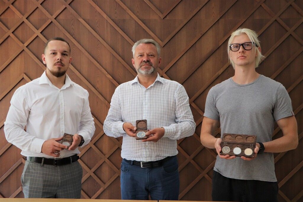 Дмитро Воронець (ліворуч), мер Бучі Анатолій Федорук (по центру) та Влад Кушнір (праворуч)