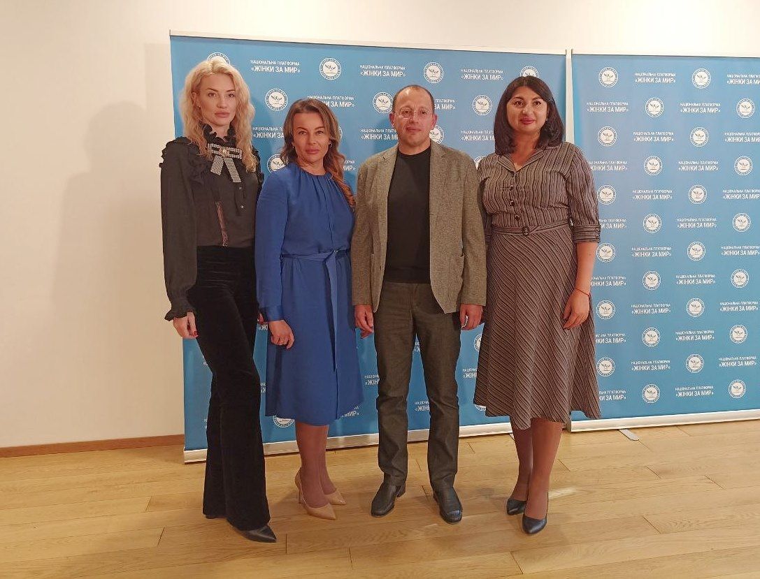 Олена Стєпанян (друга зліва) та Геннадій Гуфман (другий справа)