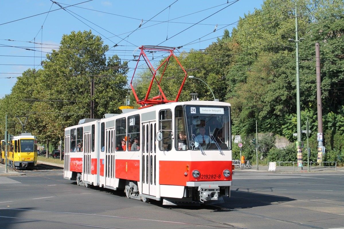 Трамваї Tatra KT4D, які Дніпро закуповувало до повномасштабного вторгнення. Основний плюс — низька ціна, завдяки чому старими трамваями можна покрити все місто.