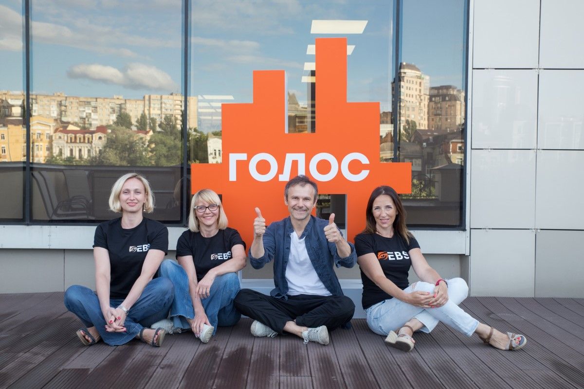 Олена Левшун (ліворуч) зі Святославом Вакарчук та колежанками з EBS