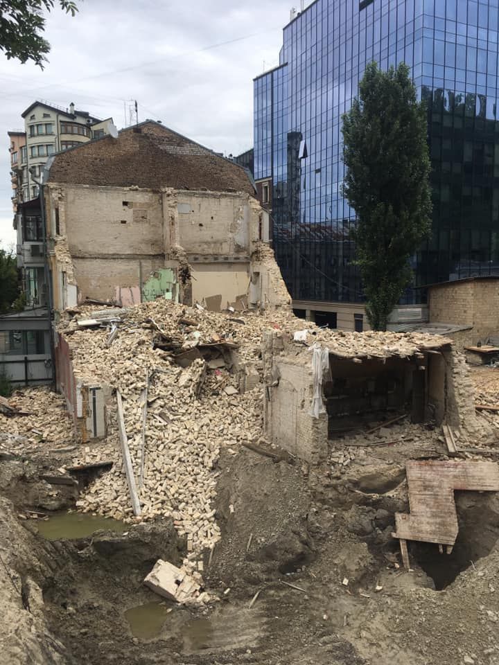 Київрада може продовжити договір оренди фірмі, яка руйнувала історичну будівлю на Подолі 5