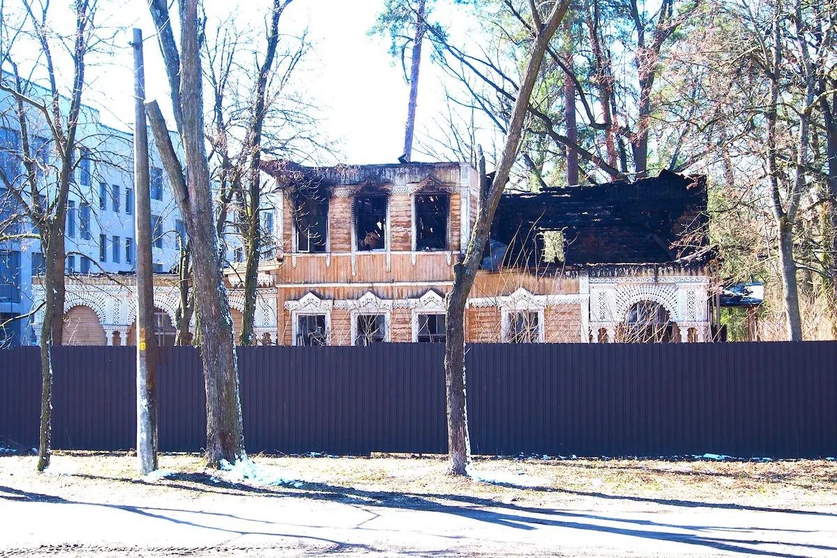 Будівля садиби після останньої пожежі. Фото Сергія Ковальова