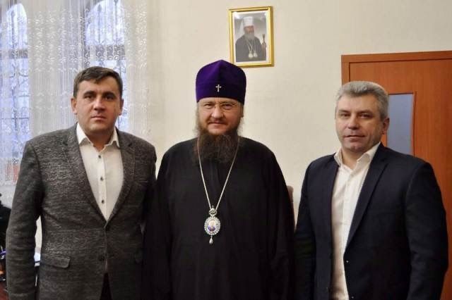 Архієпископ Черкаський і Канівський Феодосій у своїй резиденції при Михайлівському кафедральному соборі Черкас зустрівся з головою Черкаської обласної ради Анатолієм Підгорним і його заступником Володимиром Доманським. ФОТО з сайту procherk.info