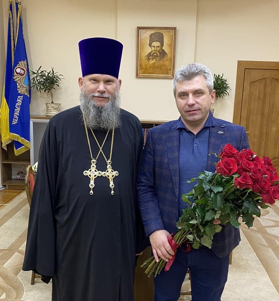 Протоієрей Сергій Чумак передав благословення архієпископа Феодосія голові Черкаської обласної ради (Фото з сайту cherkasy-blago.church.ua)