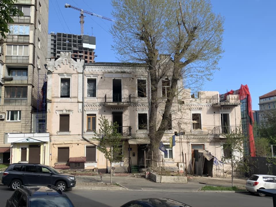 Частково зруйнований будинок. ФОТО: Дмитро Перов