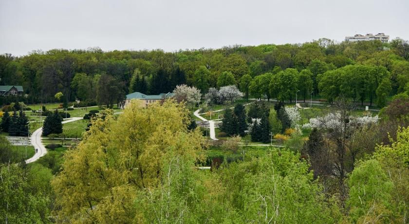 Вид на парк "Феофанія" та готельний комплекс у ньому
