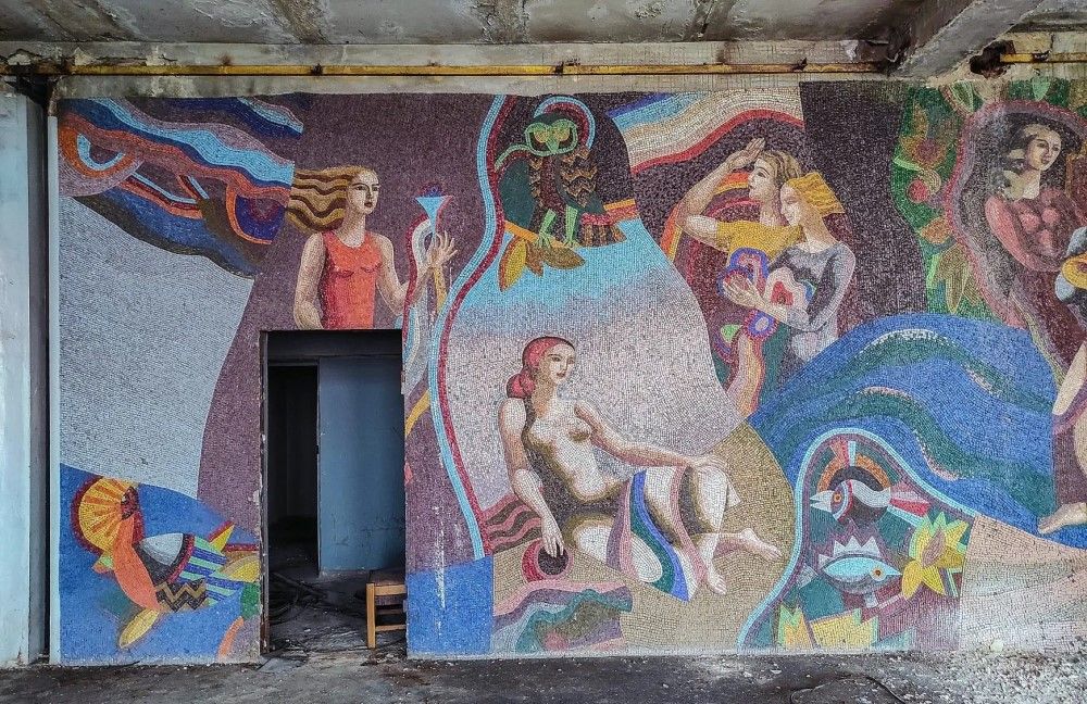 Торцева стіна в 1960-х була прикрашена мозаїчним панно «Українська пісня» авторства Степана Кириченка.