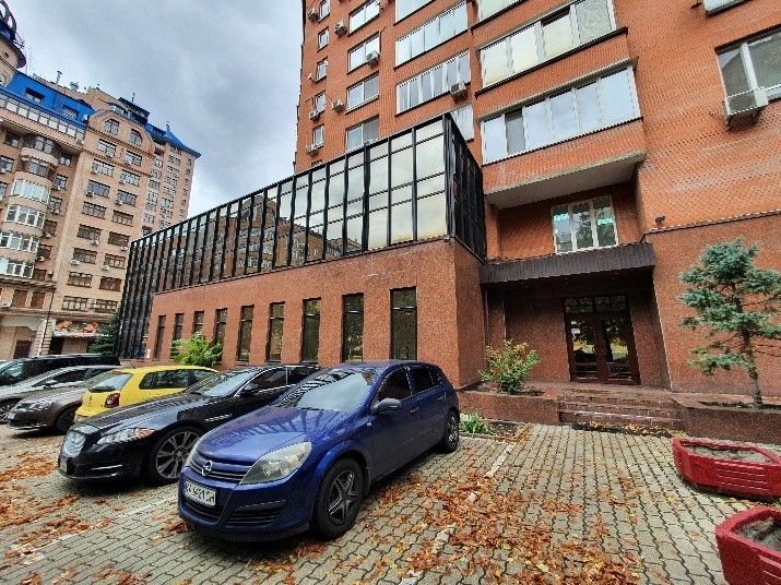 вул. Тургенєвська, 52/58: комерційна нерухомість розташована у житловому будинку (місцевість Солдатська Слобідка, Шевченківський район Києва)