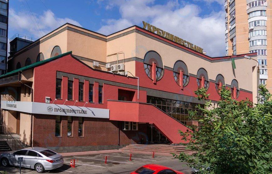 вул. Чорновола, 8Б - колишнє відділення банку