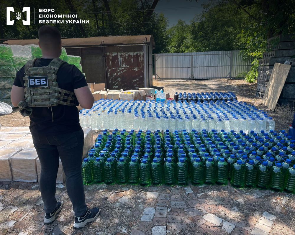 Вилучена БЕБ контрафактна продукція у господарстві в Бориспільському районі Київщини