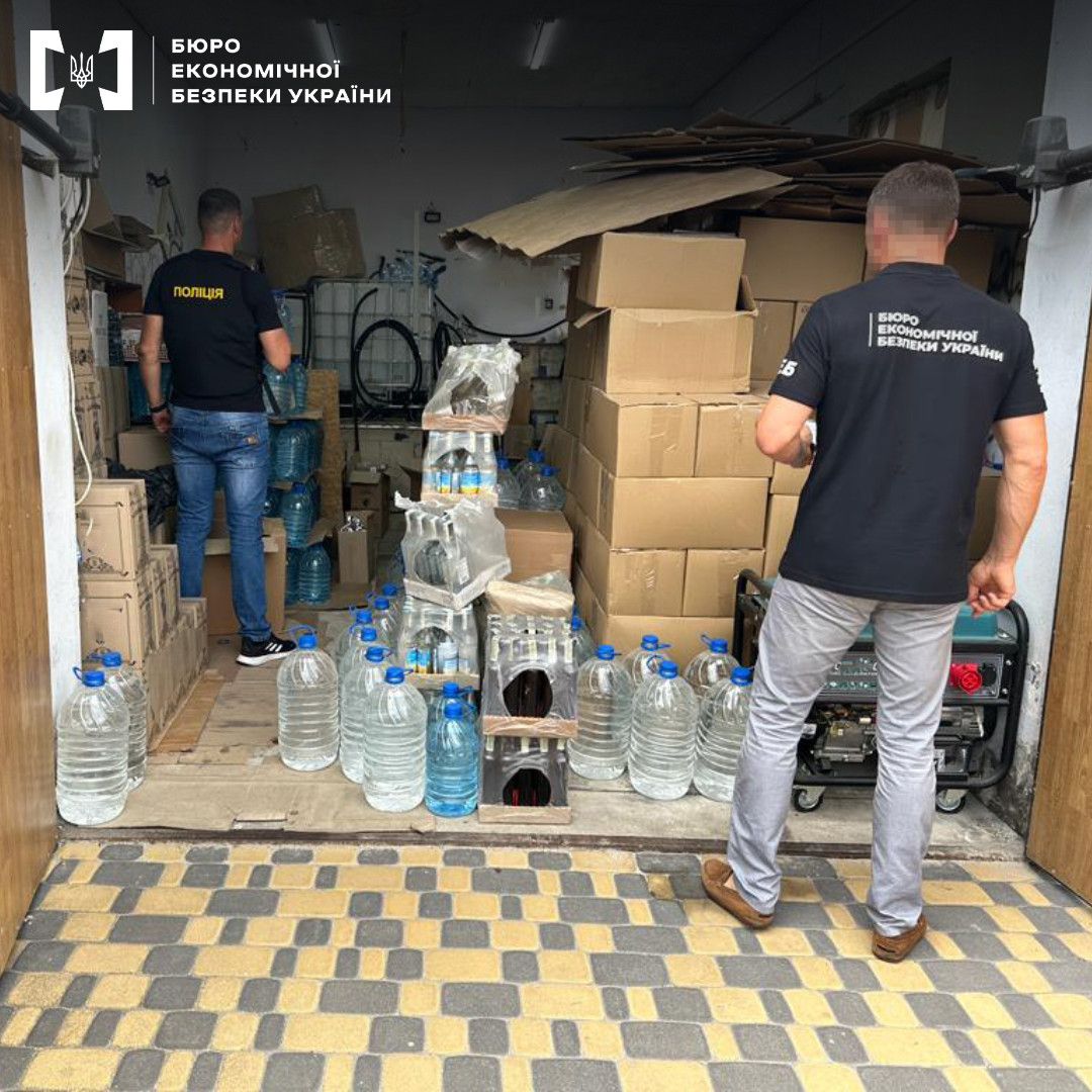 Слідчі БЕБ викрили незаконний цех з виробництва алкоголю