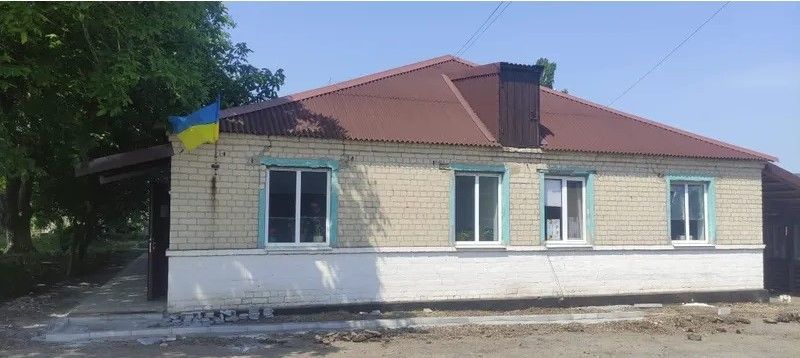 Одна з адміністративних будівель підприємства