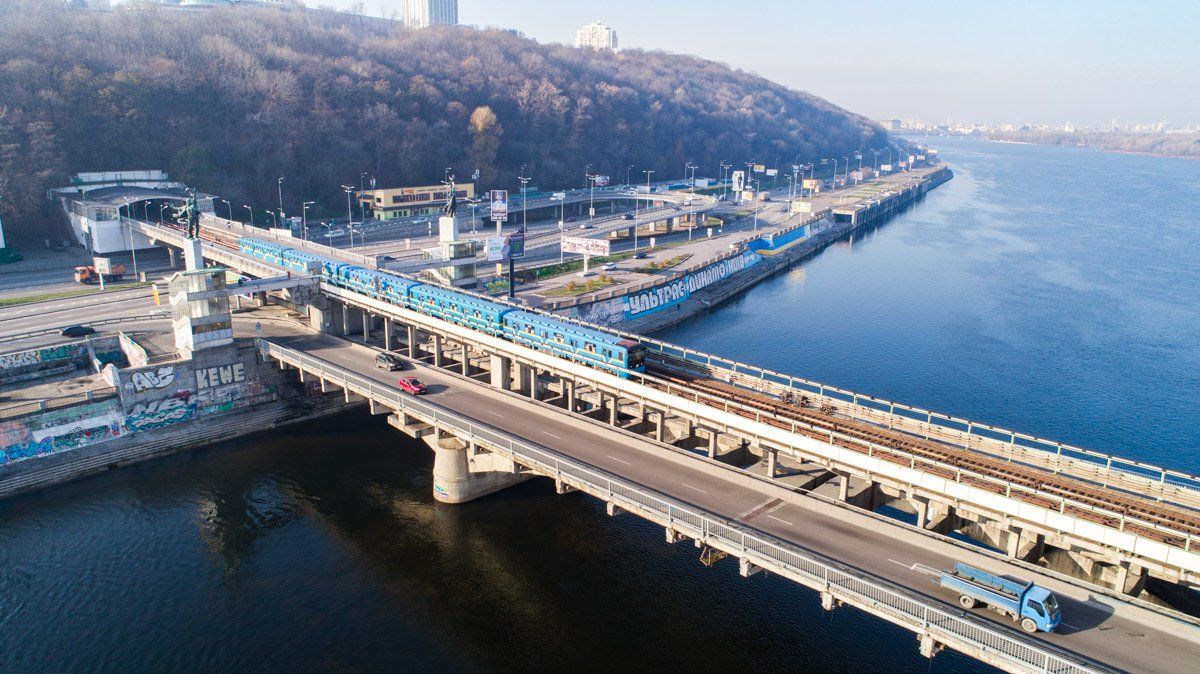 Метроміст з'єднує 2 береги Києва