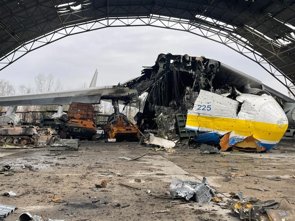 Знищений літак "Мрія"