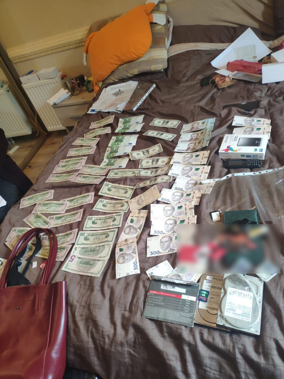 Заарештовані кошти у помешканні учасників схеми