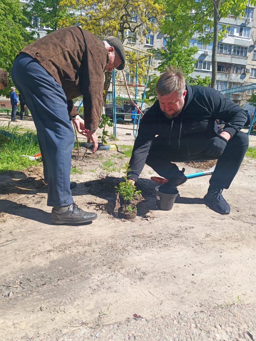 Голова адміністрації АНД району Руслан Вишневецький висаджує рослинність. Фото з фейсбуку депутата