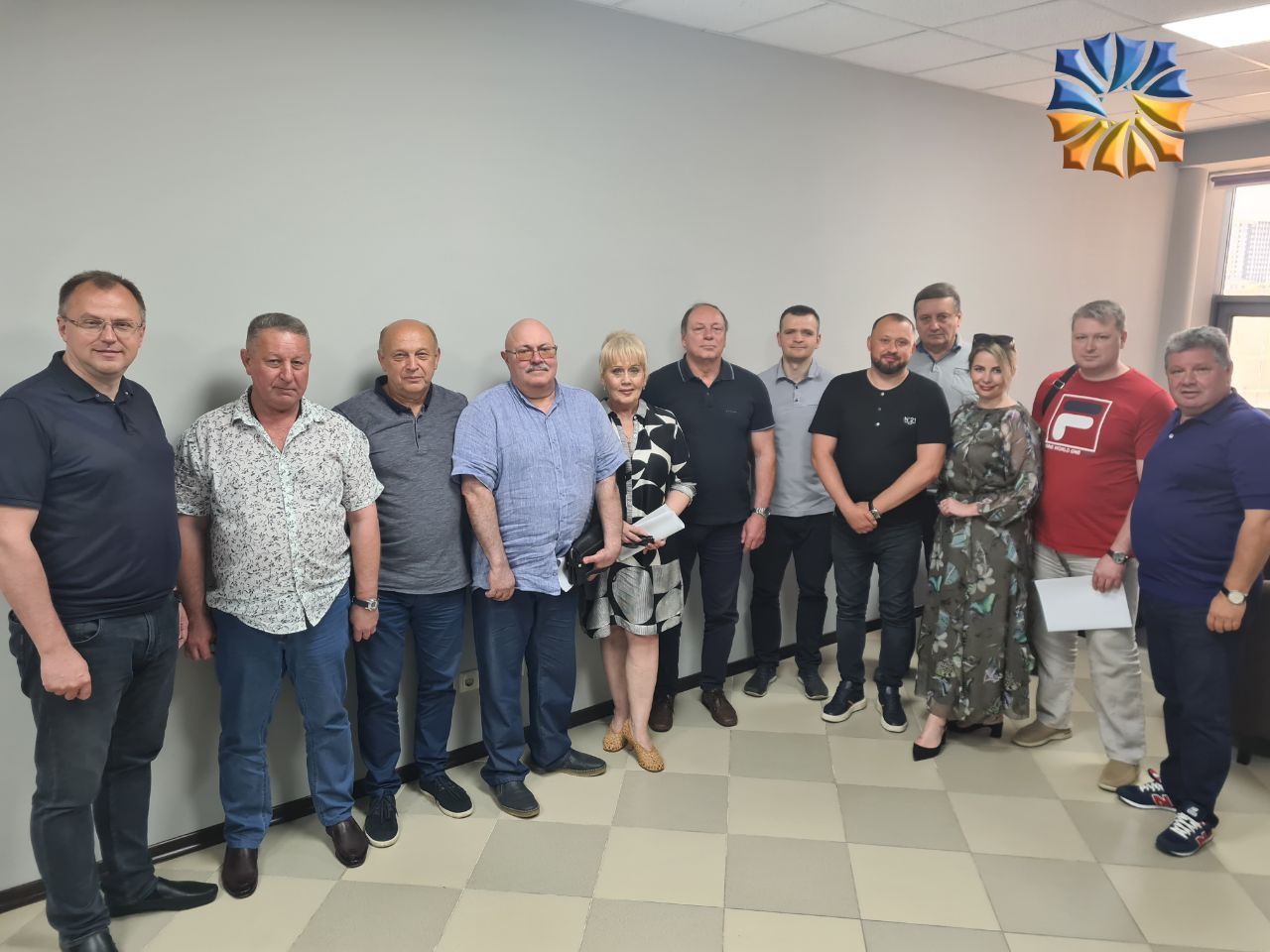 Володимир Березинський (крайній справа). Фото діяльності благодійного фонду "Квітуча Україна"