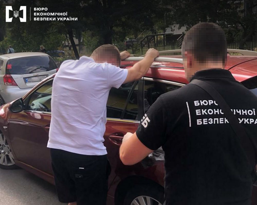 Затримання фальшивомонетника. Фото: БЕБ