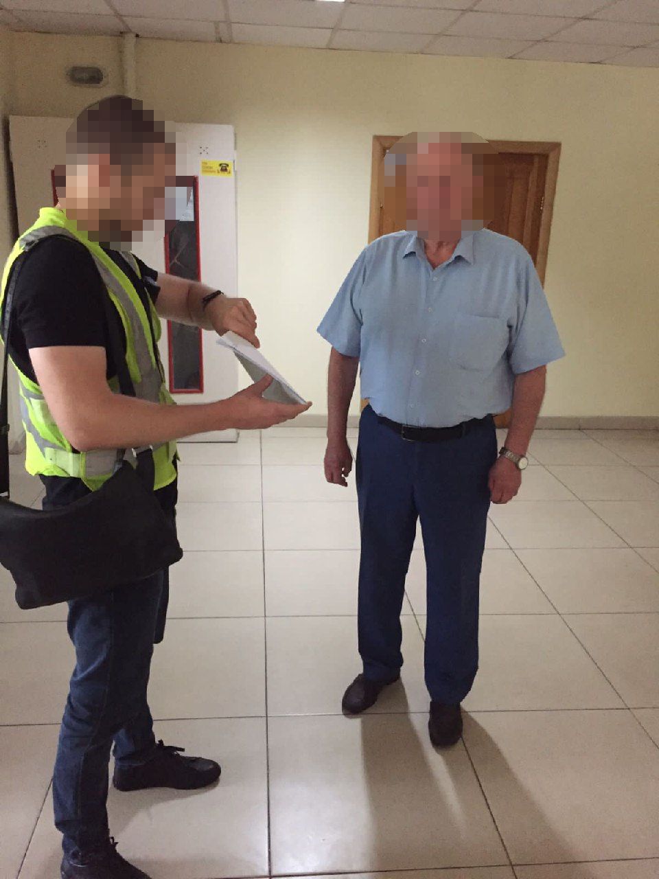 Затримання посадовця "Київмедспецтрансу". Фото: Київська міська прокуратура