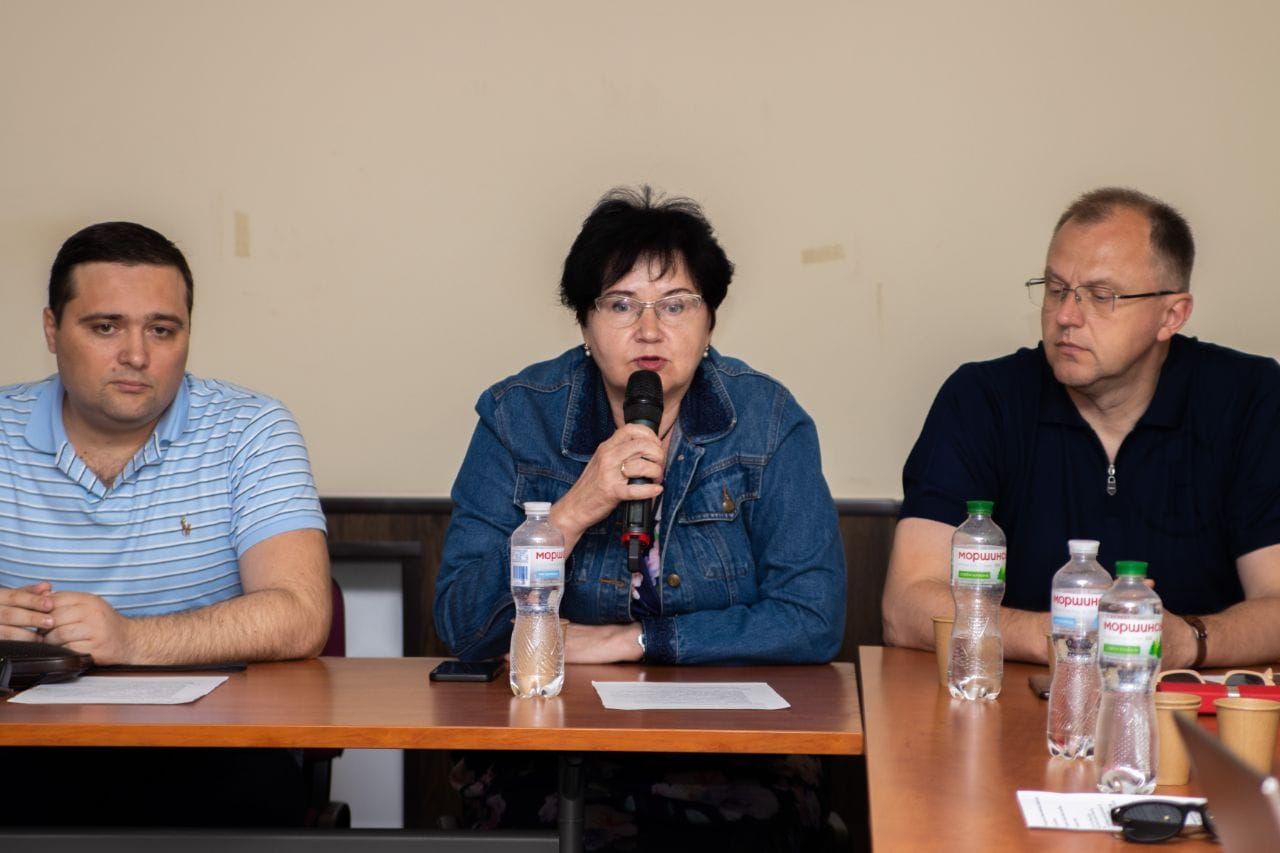 Депутат Дніпропетровської обласної ради Сергій Горобець (ліворуч)