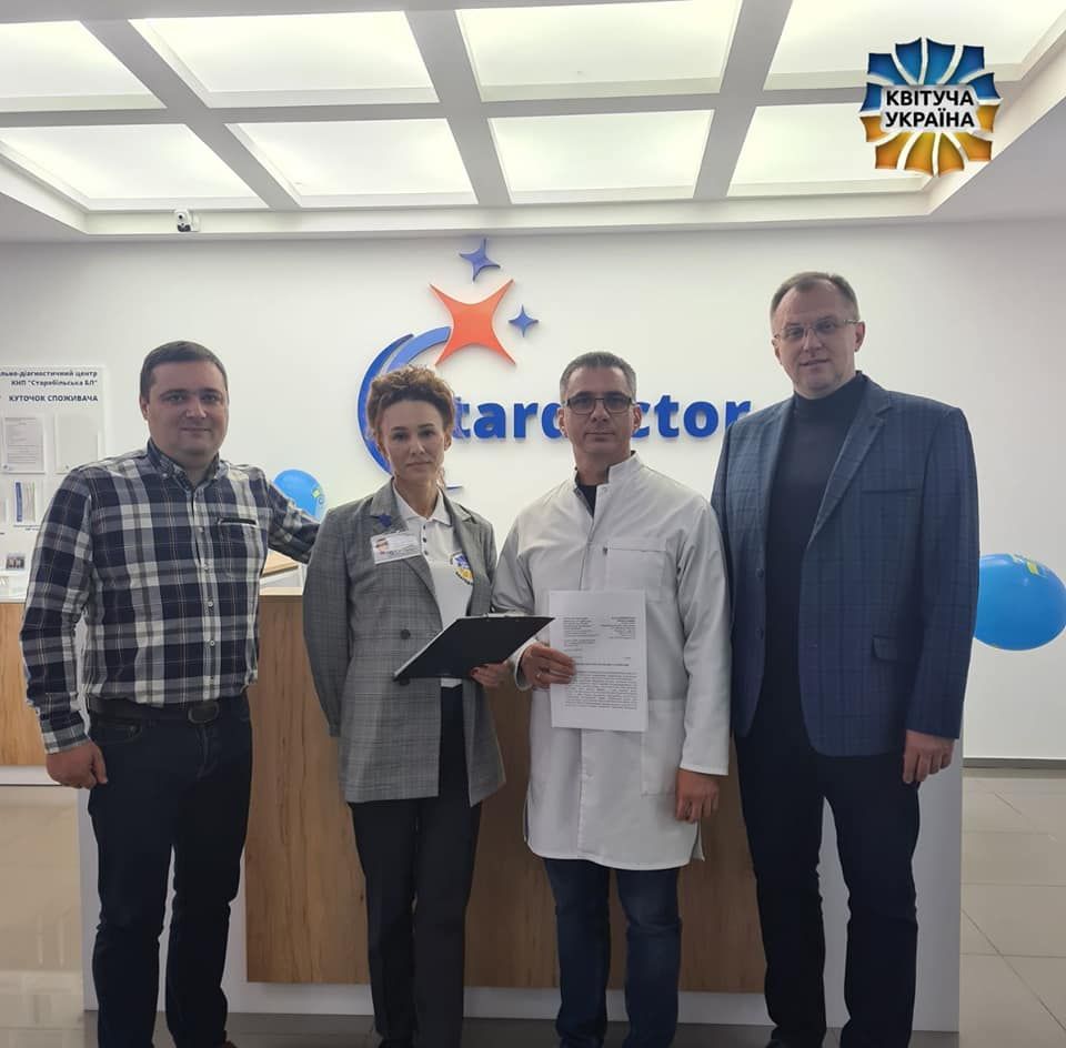 Сергій Горобець (ліворуч) допомагає медичному закладу. Фото: Фонд "Квітуча Україна"
