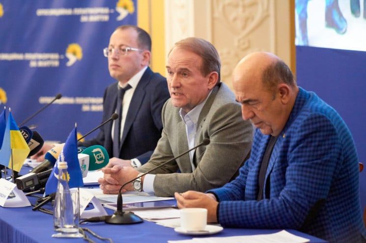 Діячі партії ОПЗЖ Геннадій Гуфман, Віктор Медведчук та Вадим Рабінович