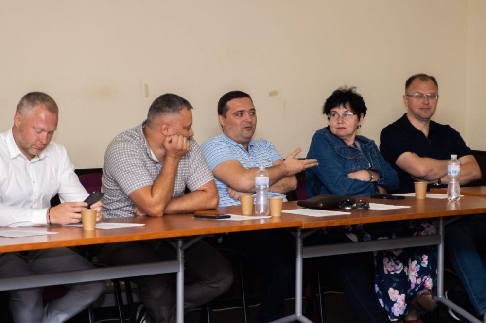 Депутат обласної ради від ОПЗЖ Сергій Горобець (по центру у блакитній футболці) та депутат Олег Каштан (крайній справа)