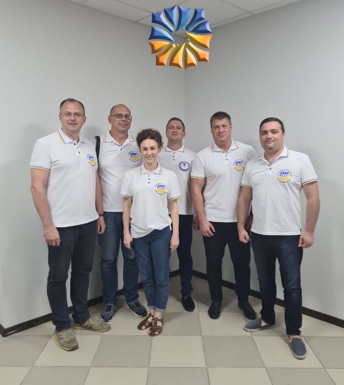 Частина команди фонду "Квітуча Україна". Крайній зліва — депутат Олег Каштан, крайній справа — депутат Сергій Горобець