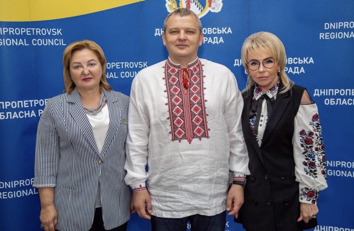 Депутатки обласної ради Тетяна Корнякова (ліворуч) і Марія Пустова (праворуч) разом з головою Дніпропетровської обласної ради